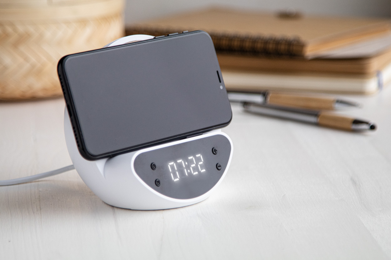 zegar z ładowarką indukcyjną Rabolarm