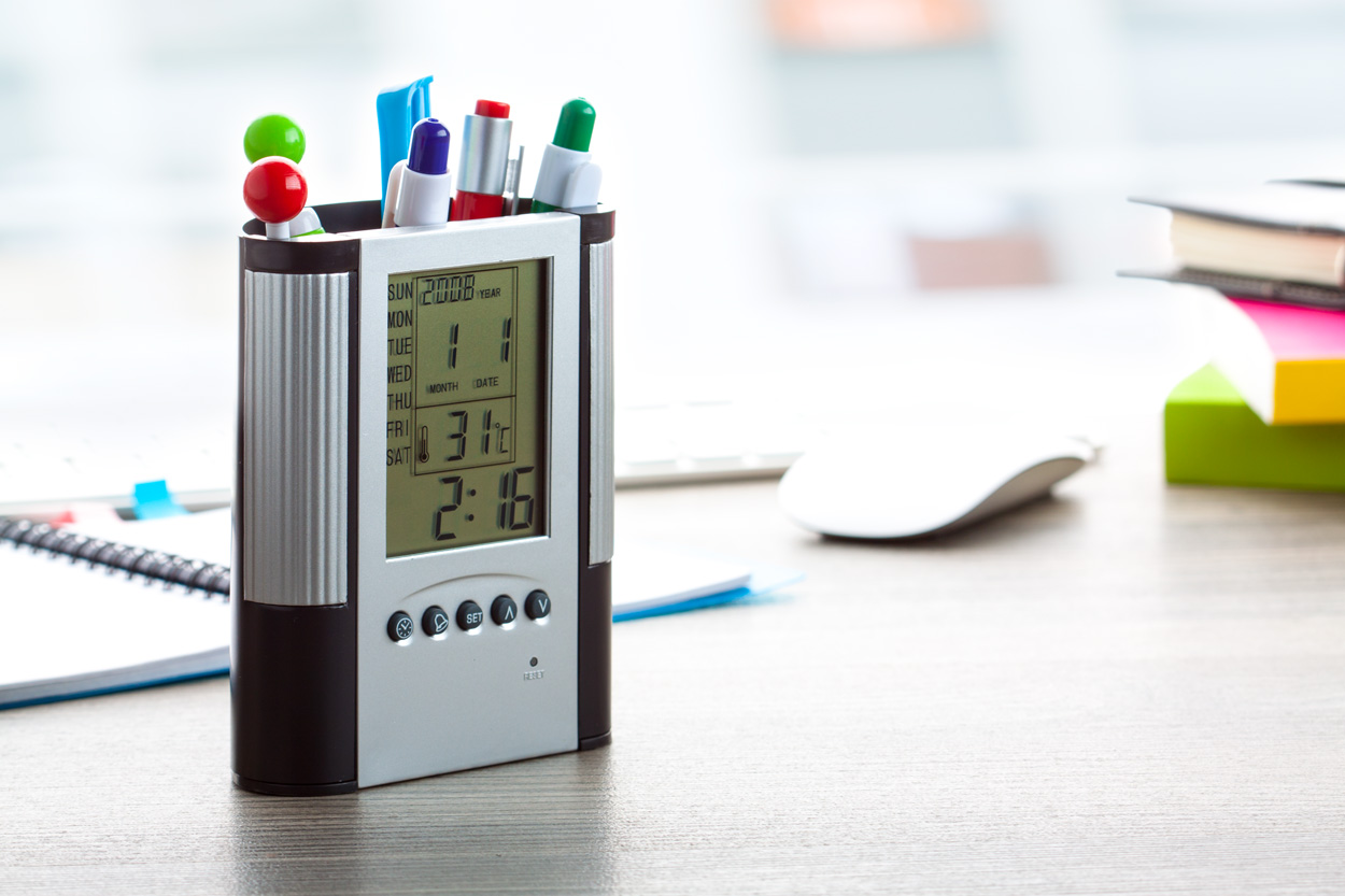 pojemnik na długopisy z zegarem Loris